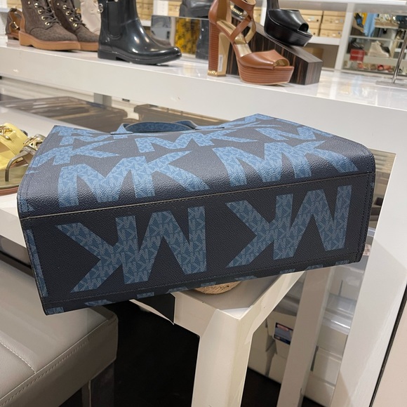 Michael Kors Kenly Large NS Tote - Picture 5 of 8